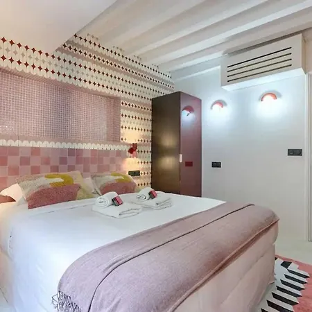 Les Halles - Luxurious & Colorful 4bd For 16 Guest Apartman
